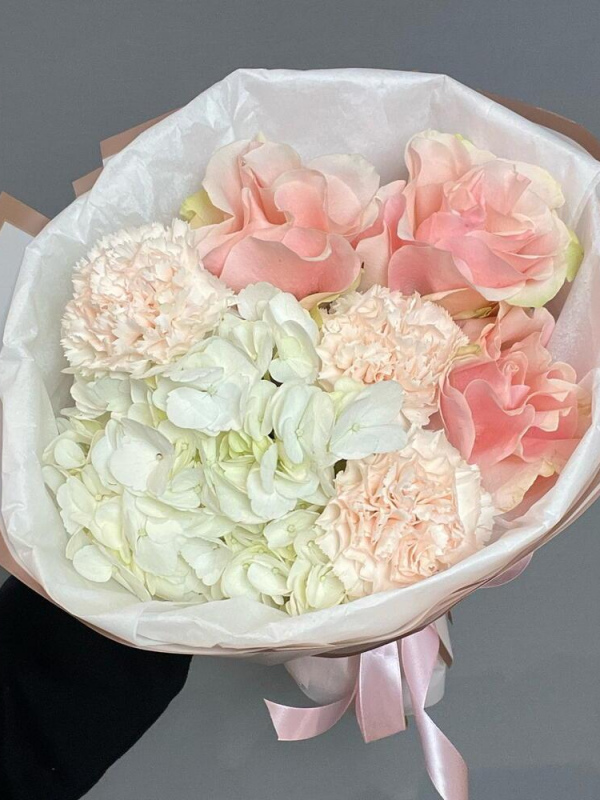 Букет с гортензией , французскими розами