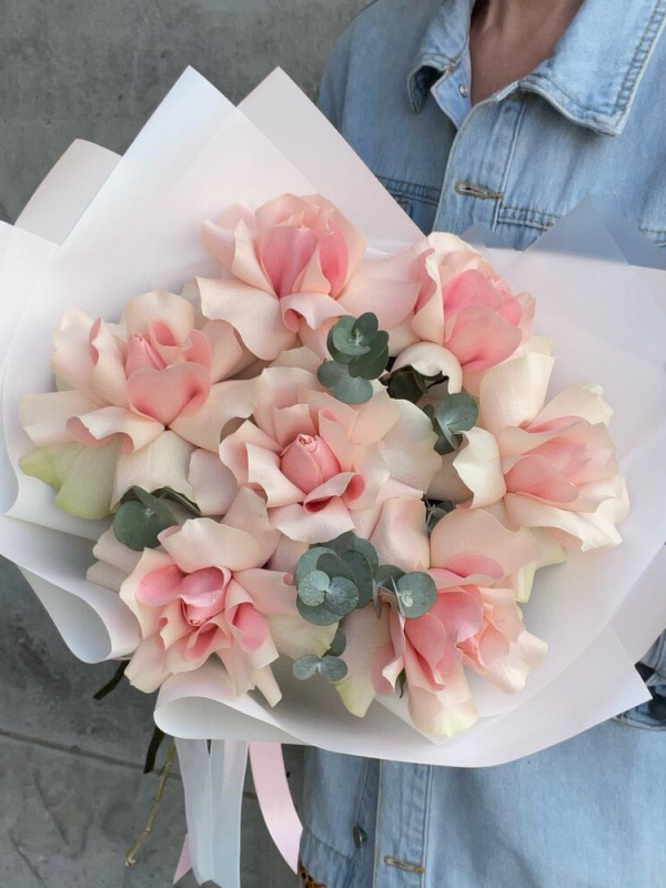 Монобукет из 7 французских роз с эвкалиптом