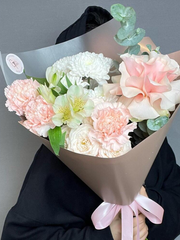 Букет с гортензией, хризантемой и розами