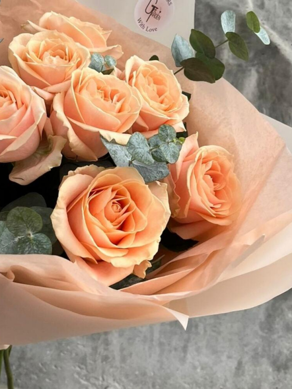 Персиковые розы с эвкалиптом