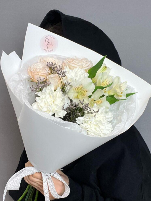 Букет с пионовидными кустовыми розами, гвоздиками и альстромерией