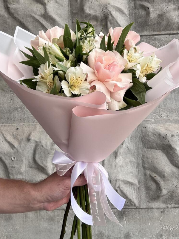 Букет из Французской розы и Альстромерии