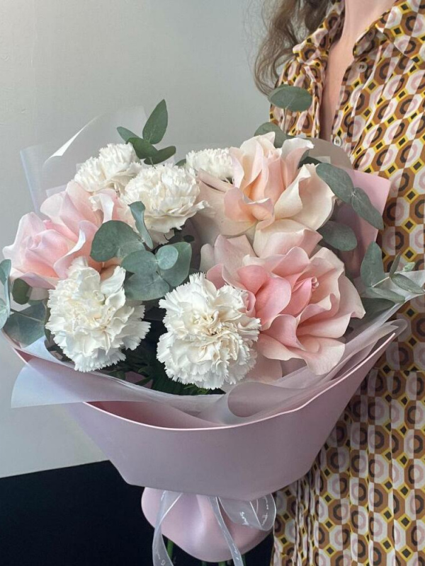 Дуобукет из французских роз и гвоздик с эвкалиптом