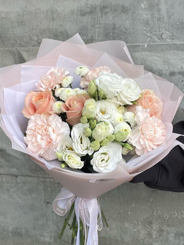 Нежный букет с эустомой, розой, гвоздикой и хризантемой