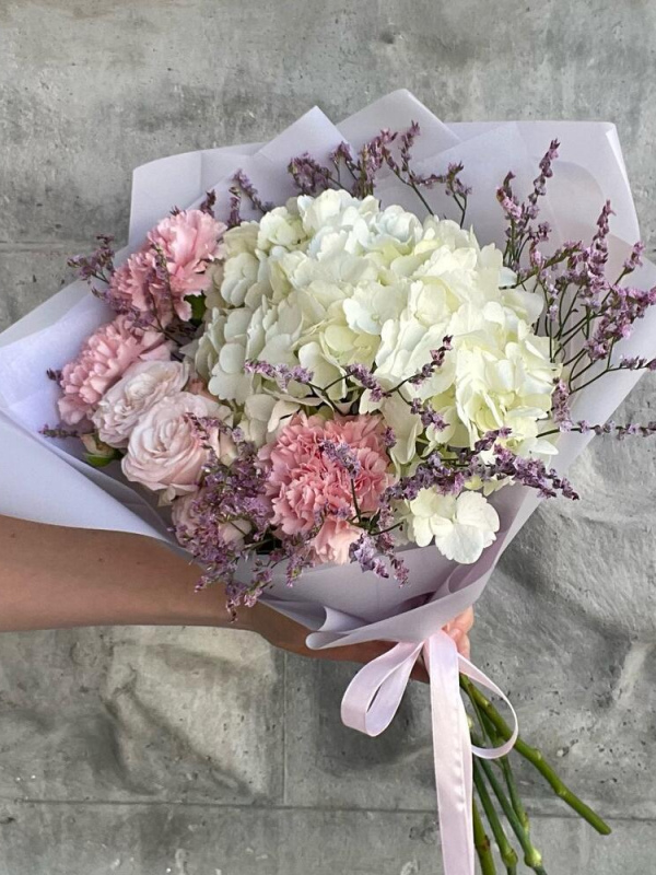 Нежный букет в стиле Прованс с белой гортензией и пионовидными розами