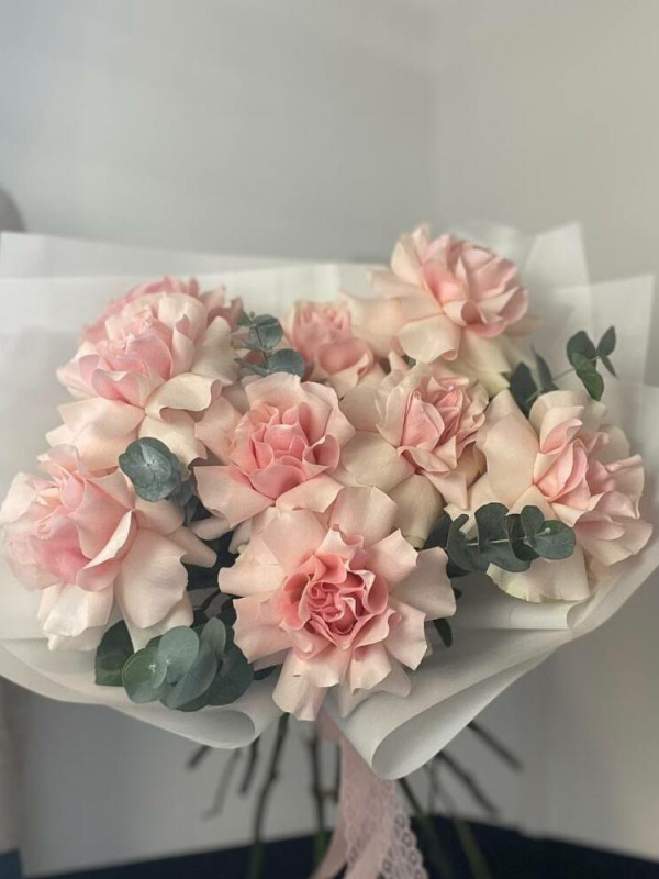 Монобукет из 9 французских роз с эвкалиптом