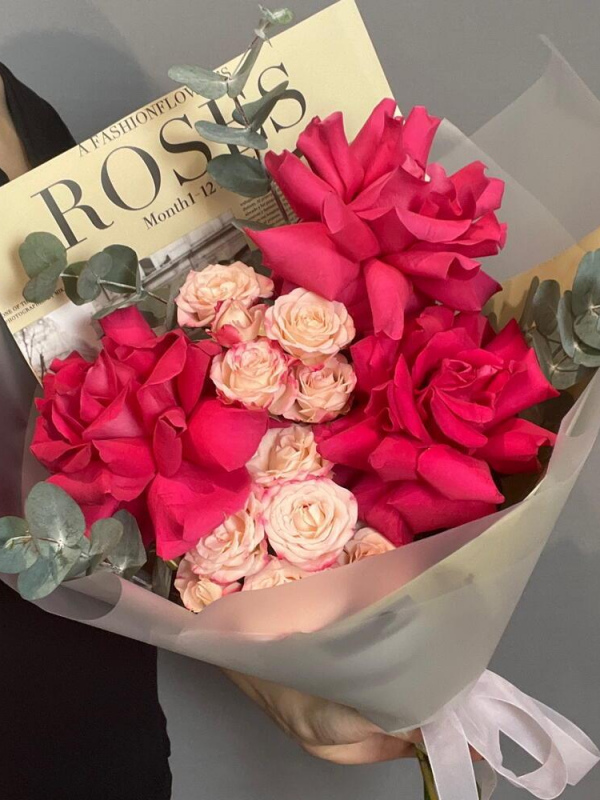 Микс малиновых французских роз