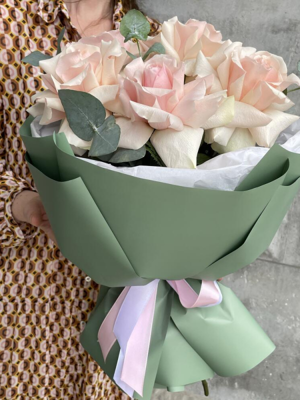 Монобукет из французских роз с эвкалиптом