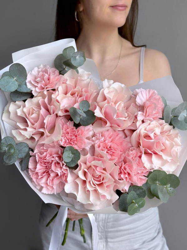 Нежный букет розовая французская роза, диантус и эвкалипт