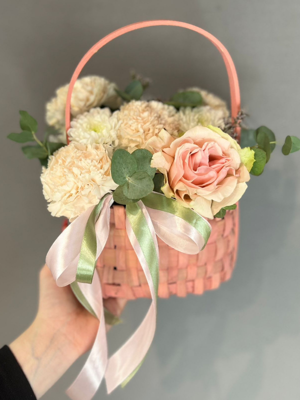 Цветочная композиция в корзине