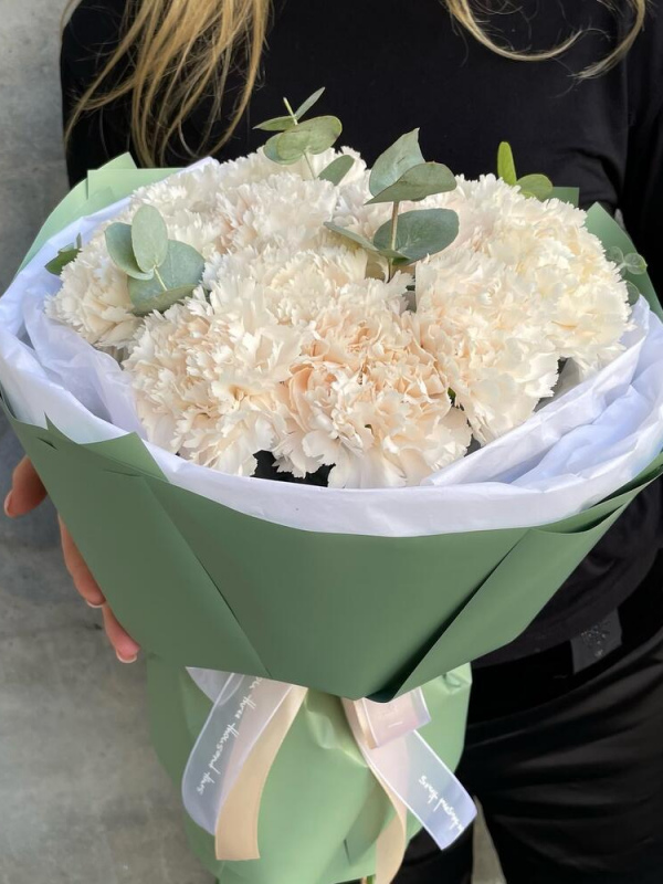 Монобукет из сортовых гвоздик с эвкалиптом