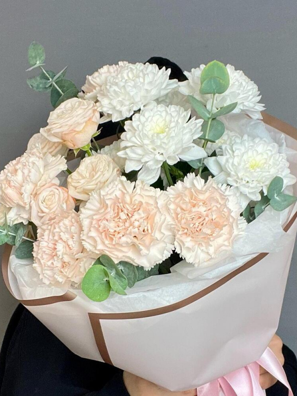 Нежный букет с пионовидными розами